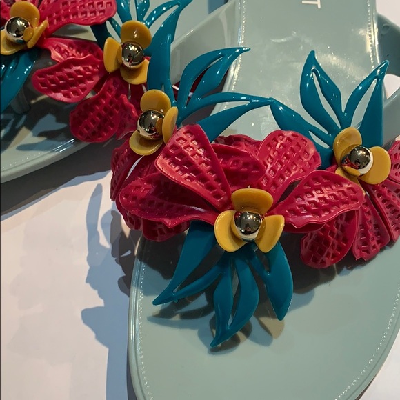 Nine West flower sandals - Picture 2 of 2
